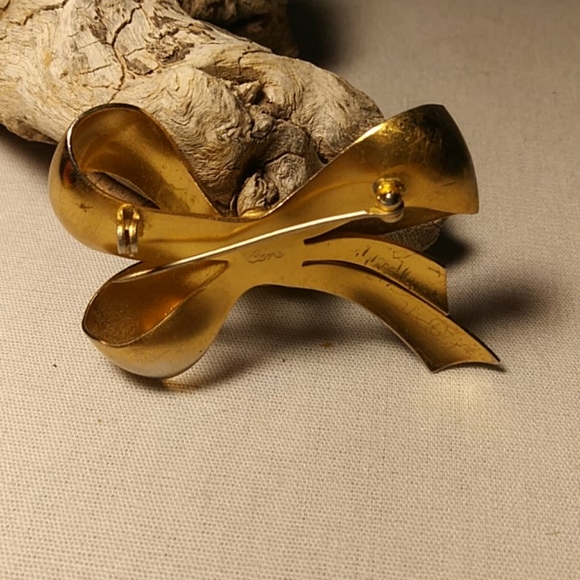 Vintage Coro 3-Bow Brooch in Gold Tone - Picture 4 of 6